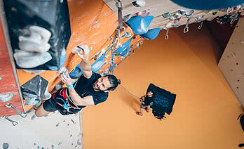 Mann klettert im Kletterzentrum Aschau