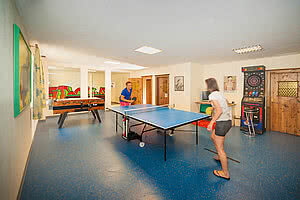 Zwei Mitarbeiter spielen Tischtennis in der Team Lodge im STOCK resort