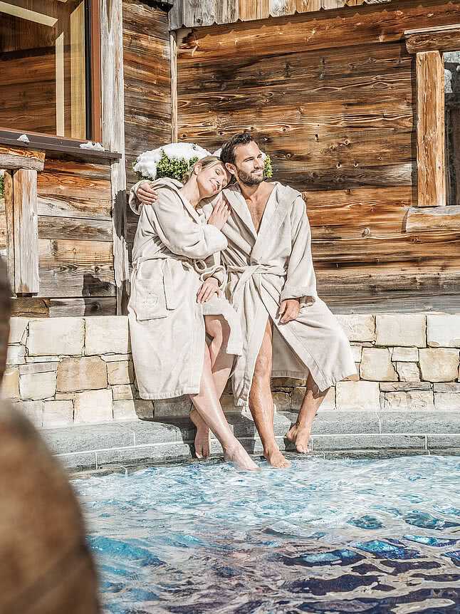 Paar am Pool im 5 Sterne Wellnesshotel STOCK resort Österreich