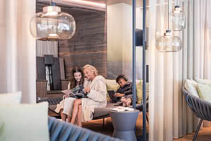 Oma und Enkelin im Family Spa Relaxraum im 5 Sterne Wellnesshotel Österreich STOCK resort