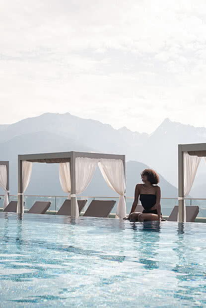 Frau am Pool im 5 Sterne Wellnesshotel STOCK resort Österreich