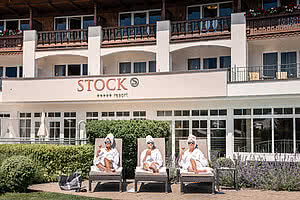 Drei Frauen entspannen auf Liegen im 5 Sterne Wellnesshotel STOCK resort Österreich