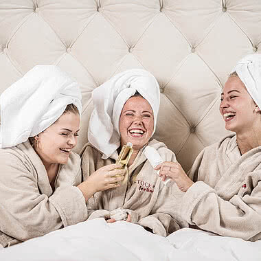 Drei Frauen in Bademäntel im 5 Sterne Wellnesshotel STOCK resort Österreich