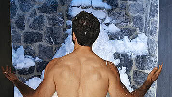 Mann in der Schneehöhle im Wellnesshotel STOCK resort