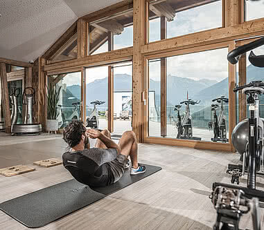 Mann trainiert im Sporthotel STOCK resort mit Fitnessstudio