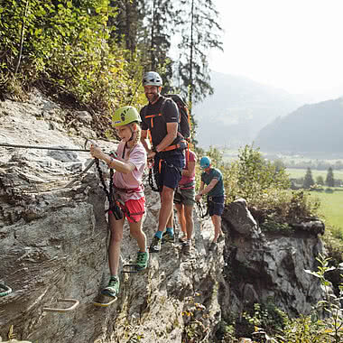 Familie am Klettersteig in Talbach im Kletterurlaub Österreich