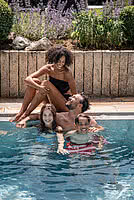 Familie im Pool im Familien Wellnesshotel STOCK resort Österreich