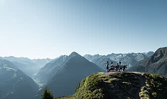 Familie auf dem Berg im Wanderurlaub Österreich