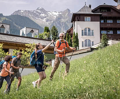 Wanderer neben dem Sporthotel STOCK resort Österreich