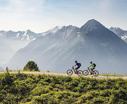 Fahrradfahrer im E-Bike Urlaub Österreich