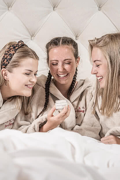 Drei Frauen in Bademäntel im 5 Sterne Wellnesshotel STOCK resort Österreich