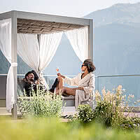 Paar auf der Liegewiese im Luxushotel in Zillertal STOCK resort