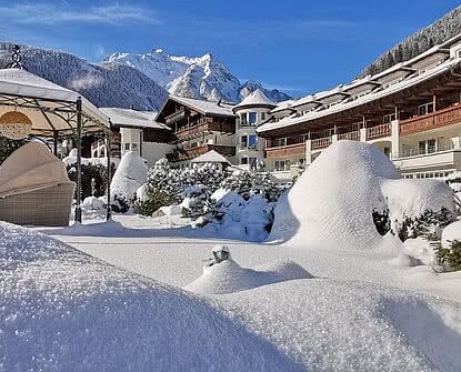 Außenansicht der Terrasse im STOCK resort im Winter