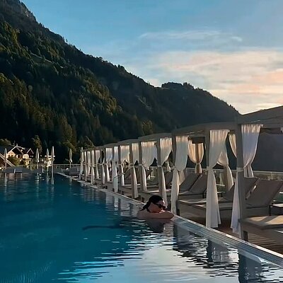 Some places just feel right. Zwischen Bergpanorama, entspannten Poolmomenten und der Freiheit, den Tag ganz nach deinen Wünschen zu gestalten.