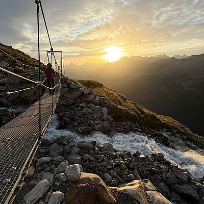 Gerade bei Sonnenaufgang, wenn die ersten Strahlen über die Tiroler Alpen ziehen und noch alles ruhig ist, versteht man, was diesen Ort so besonders macht Ein echter Hotspot – aber einer, der auch...